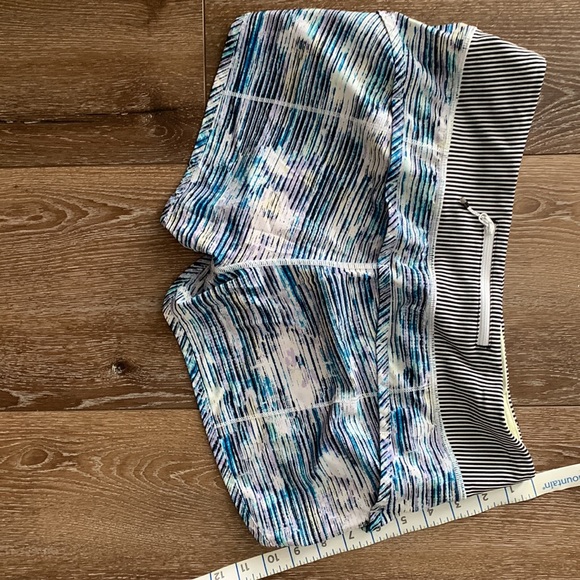 Lululemon speed up shorts, low waist, 2.5 inch inseam - Picture 6 of 6